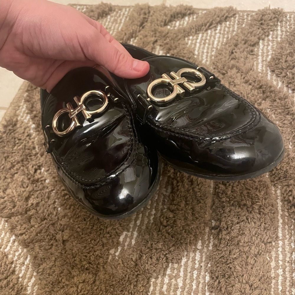 Salvatore Ferragamo Women's Trifoglio Patent Leather Loafer Size 8 fits like a 7 - Picture 6 of 10